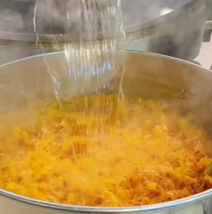 尋找最大火鍋底料廠家有秘訣？這些細(xì)節(jié)你忽視了嗎？