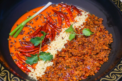 如何挑選地道的重慶中辣火鍋底料？批量定制需考量哪些關(guān)鍵因素？