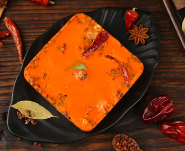 品味重慶經(jīng)典，老火鍋紅油底料入口那一刻，辣香四溢，你嘗過(guò)嗎？