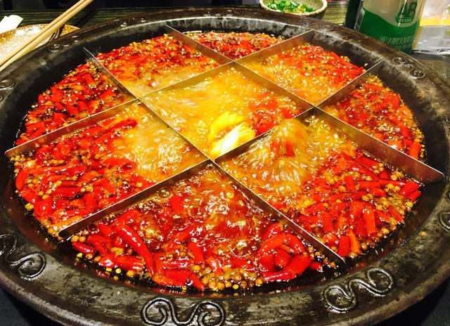  重慶火鍋底料批發(fā)對火鍋文化的闡述 重慶火鍋底料批發(fā)主要提供火鍋底料的銷售，對于一家生意很好的火鍋店來講，選擇一家穩(wěn)定的供應(yīng)商是保證生意的必要措施，一般來講，進(jìn)行長期合作的廠家在口味上才能夠進(jìn)行還原，避免了頻繁換供應(yīng)商對口味帶來的變化。 重慶火鍋種類繁多，主要以毛肚為主，當(dāng)然每道菜都有重慶風(fēng)味。調(diào)味料也以芝麻油、蒜泥、香菜、洋蔥、蠔油等輔助蘸料為基礎(chǔ)。吃得很豪放，尤其是在夏天，重慶火鍋赤手空拳，能感受到重慶火鍋帶來的浸泡。只有當(dāng)你真正享受辛辣的火鍋時，你才能品嘗到重慶火鍋的特色。這是重慶特有的風(fēng)味，也是重慶火鍋在吃的時候可以體驗到的靈魂深處。重慶的火鍋充滿了時代的氣息。每一口火鍋都能見證重慶火鍋的歷史發(fā)展。在這樣的環(huán)境下，重慶火鍋帶來了時代的呼喚，發(fā)出了美食的號角，繼承了傳統(tǒng)的美食，創(chuàng)造了重慶火鍋更好的口味。 重慶火鍋底料批發(fā)從歷史文化的角度出發(fā)，可以說重慶火鍋是百年歷史，在不斷精細(xì)化的工作過程中，重慶火鍋吸引了更多的人去認(rèn)識，在飲食中也涵蓋了更多的歷史文化，取得了更大的成就。重慶火鍋基地的也讓人們記住了重慶的文化意義?；疱伝夭牧蠌S生產(chǎn)和生產(chǎn)火鍋基地材料是歷史發(fā)展的結(jié)合，而且在不斷生產(chǎn)的基礎(chǔ)材料中可以有多種口味和經(jīng)驗，這也是對重慶火鍋的認(rèn)可，是重慶火鍋精神的歷史驅(qū)動。重慶火鍋的味道是很有特點的，特別是我們吃火鍋的時候，我們可以識別和體驗火鍋的味道。重慶火鍋在吃火鍋時，會帶來一定的特色和各種口味，所以火鍋的味道也可以被更多人接受和喜歡。 重慶火鍋底料批發(fā)的風(fēng)味體現(xiàn)在多樣化的格局中。說重慶火鍋的多樣性真的沒有覆蓋，更不用說重慶火鍋中的紅油黃油了。重慶火鍋的香辣味足以讓更多的人喜歡。當(dāng)然，目前重慶火鍋種類較多，但所有的基礎(chǔ)材料都圍繞著重慶火鍋展開。美味的麻辣鍋，正宗的重慶火鍋，精致的火鍋，吃起來正宗的味道，是重慶火鍋帶來的享受。 為了追求健康，重慶火鍋帶來了越來越多的基礎(chǔ)材料。在基礎(chǔ)材料上，滋補木耳湯火鍋也可以帶來這個時代的正宗味道，吃在嘴里，享受美味的重慶火鍋。重慶火鍋的番茄火鍋很有特色，可以是酸辣的，可以是酸辣的，但是吃這種火鍋，你可以享受到重慶火鍋的美味，是重慶火鍋從主料到主料的絕配。當(dāng)然，這種重慶火鍋有著獨特的風(fēng)味，是對重慶風(fēng)味的體驗和認(rèn)識。但我們吃的是火鍋。我們所享受的是重慶的品味和體驗。