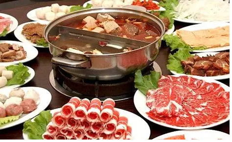  重慶火鍋底料批發(fā)對火鍋文化的闡述 重慶火鍋底料批發(fā)主要提供火鍋底料的銷售，對于一家生意很好的火鍋店來講，選擇一家穩(wěn)定的供應(yīng)商是保證生意的必要措施，一般來講，進(jìn)行長期合作的廠家在口味上才能夠進(jìn)行還原，避免了頻繁換供應(yīng)商對口味帶來的變化。 重慶火鍋種類繁多，主要以毛肚為主，當(dāng)然每道菜都有重慶風(fēng)味。調(diào)味料也以芝麻油、蒜泥、香菜、洋蔥、蠔油等輔助蘸料為基礎(chǔ)。吃得很豪放，尤其是在夏天，重慶火鍋赤手空拳，能感受到重慶火鍋帶來的浸泡。只有當(dāng)你真正享受辛辣的火鍋時，你才能品嘗到重慶火鍋的特色。這是重慶特有的風(fēng)味，也是重慶火鍋在吃的時候可以體驗到的靈魂深處。重慶的火鍋充滿了時代的氣息。每一口火鍋都能見證重慶火鍋的歷史發(fā)展。在這樣的環(huán)境下，重慶火鍋帶來了時代的呼喚，發(fā)出了美食的號角，繼承了傳統(tǒng)的美食，創(chuàng)造了重慶火鍋更好的口味。 重慶火鍋底料批發(fā)從歷史文化的角度出發(fā)，可以說重慶火鍋是百年歷史，在不斷精細(xì)化的工作過程中，重慶火鍋吸引了更多的人去認(rèn)識，在飲食中也涵蓋了更多的歷史文化，取得了更大的成就。重慶火鍋基地的也讓人們記住了重慶的文化意義?；疱伝夭牧蠌S生產(chǎn)和生產(chǎn)火鍋基地材料是歷史發(fā)展的結(jié)合，而且在不斷生產(chǎn)的基礎(chǔ)材料中可以有多種口味和經(jīng)驗，這也是對重慶火鍋的認(rèn)可，是重慶火鍋精神的歷史驅(qū)動。重慶火鍋的味道是很有特點的，特別是我們吃火鍋的時候，我們可以識別和體驗火鍋的味道。重慶火鍋在吃火鍋時，會帶來一定的特色和各種口味，所以火鍋的味道也可以被更多人接受和喜歡。 重慶火鍋底料批發(fā)的風(fēng)味體現(xiàn)在多樣化的格局中。說重慶火鍋的多樣性真的沒有覆蓋，更不用說重慶火鍋中的紅油黃油了。重慶火鍋的香辣味足以讓更多的人喜歡。當(dāng)然，目前重慶火鍋種類較多，但所有的基礎(chǔ)材料都圍繞著重慶火鍋展開。美味的麻辣鍋，正宗的重慶火鍋，精致的火鍋，吃起來正宗的味道，是重慶火鍋帶來的享受。 為了追求健康，重慶火鍋帶來了越來越多的基礎(chǔ)材料。在基礎(chǔ)材料上，滋補木耳湯火鍋也可以帶來這個時代的正宗味道，吃在嘴里，享受美味的重慶火鍋。重慶火鍋的番茄火鍋很有特色，可以是酸辣的，可以是酸辣的，但是吃這種火鍋，你可以享受到重慶火鍋的美味，是重慶火鍋從主料到主料的絕配。當(dāng)然，這種重慶火鍋有著獨特的風(fēng)味，是對重慶風(fēng)味的體驗和認(rèn)識。但我們吃的是火鍋。我們所享受的是重慶的品味和體驗。